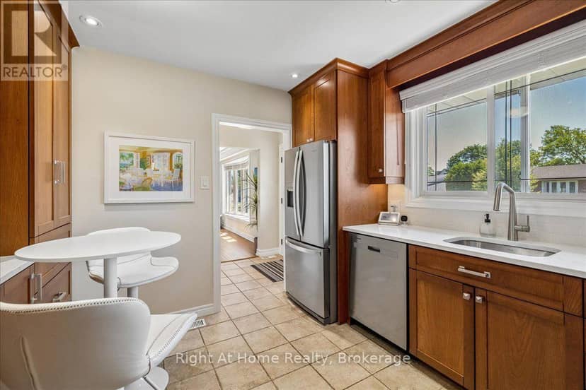 275 Kent Crescent — photo 14 of 40