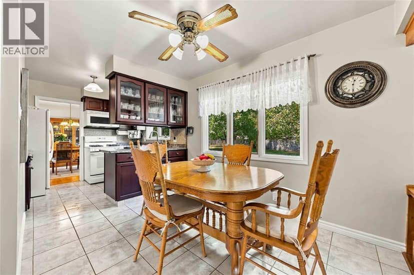 821 Danbury Crescent — photo 18 of 40