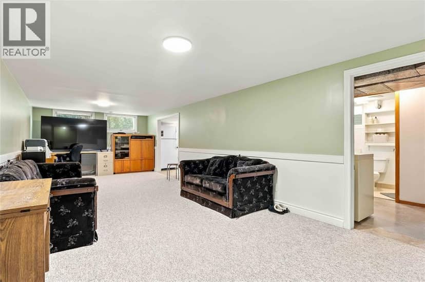 821 Danbury Crescent — photo 35 of 40