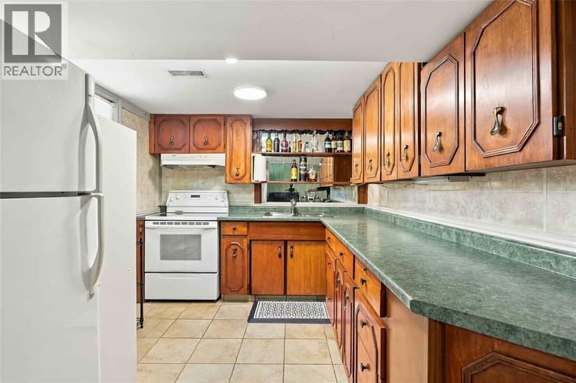821 Danbury Crescent — photo 38 of 40
