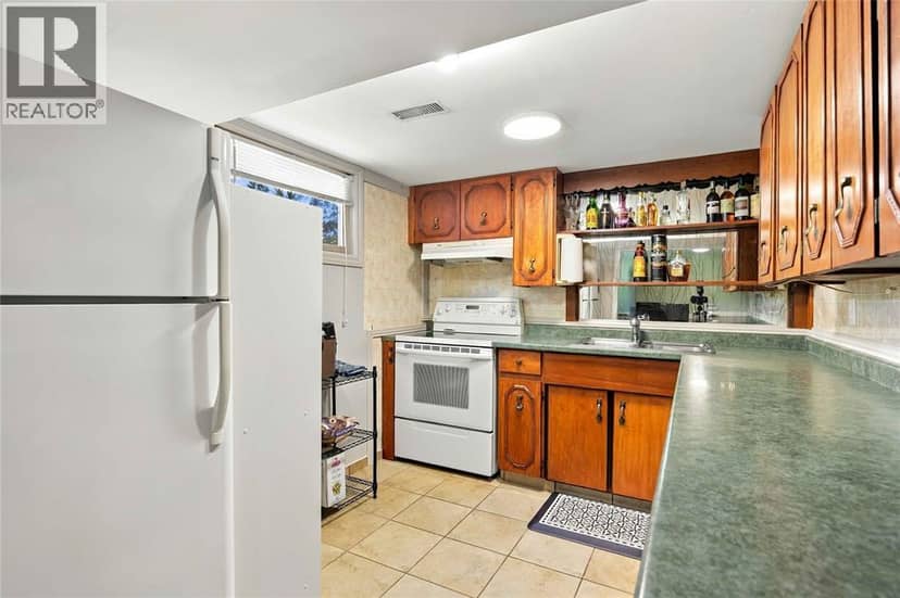 821 Danbury Crescent — photo 39 of 40