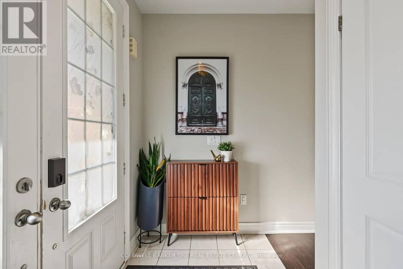 705 Yarfield Crescent, Newmarket, photo 4