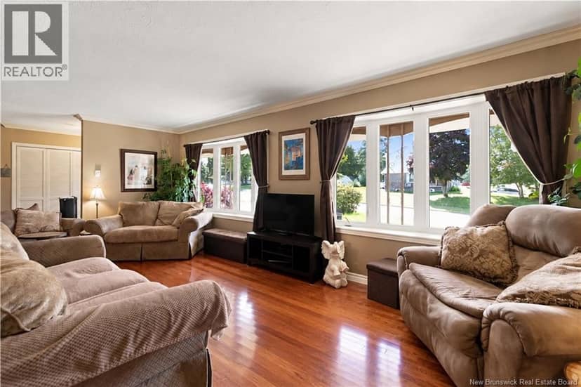 98 Firwood Crescent — photo 8 of 40