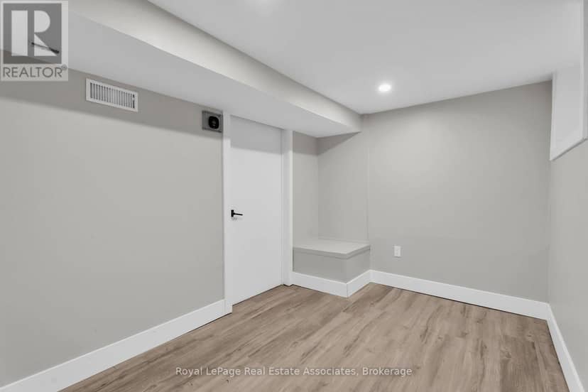 526 King Street E — photo 12 of 34
