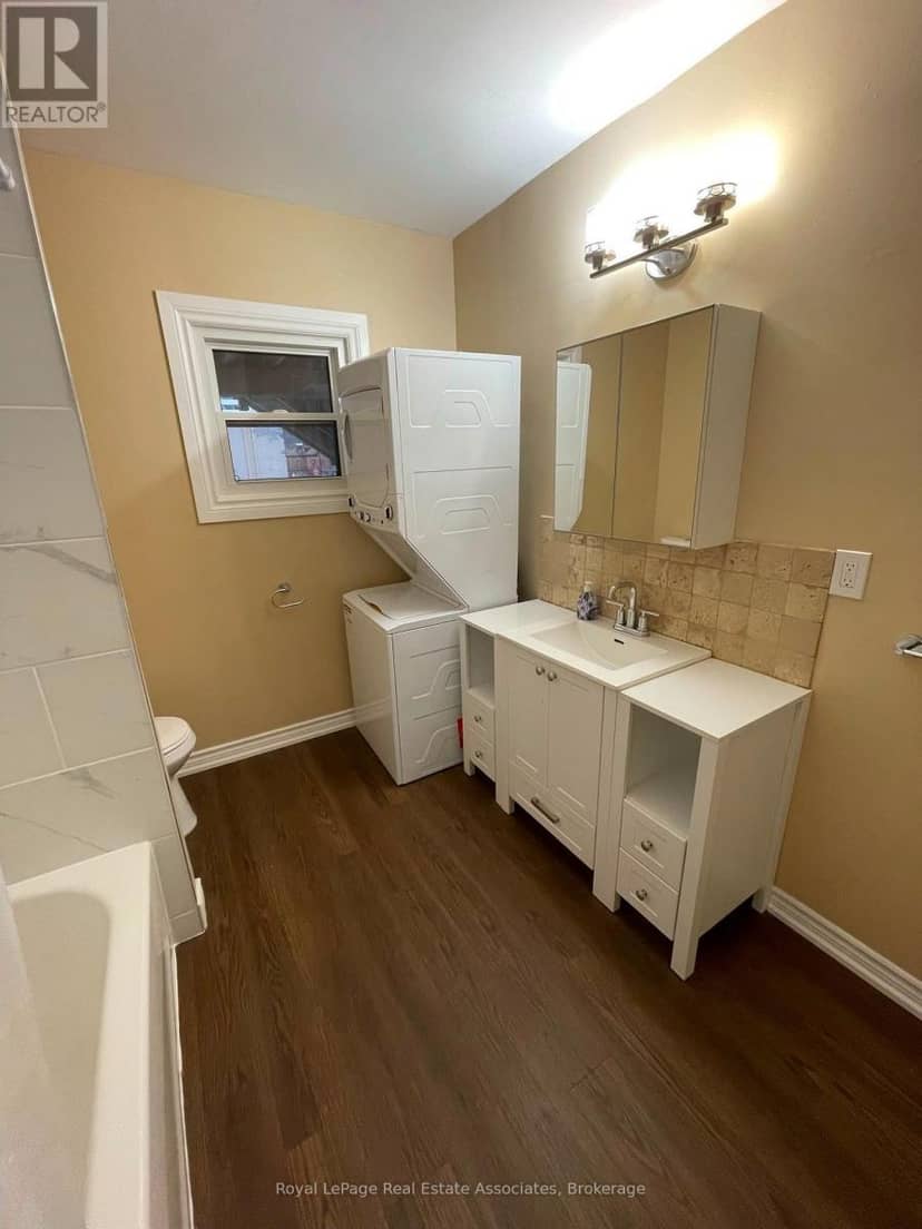 526 King Street E — photo 17 of 34