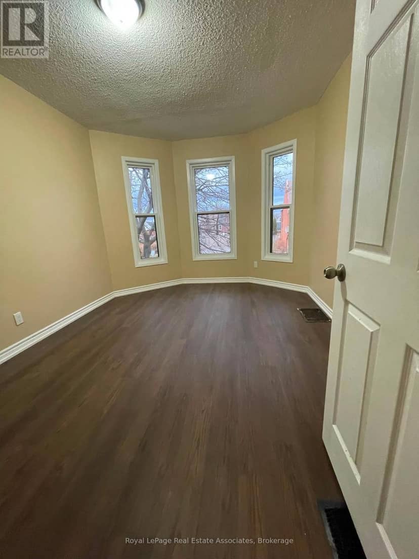 526 King Street E — photo 20 of 34