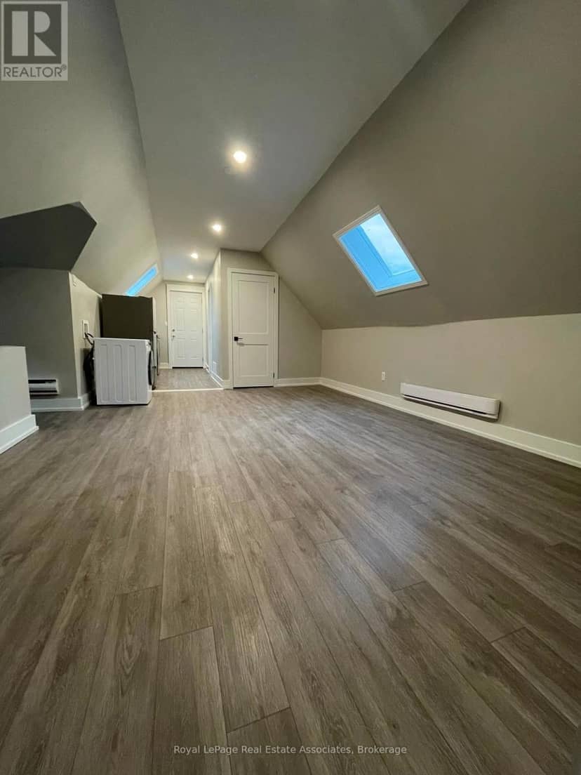 526 King Street E — photo 24 of 34