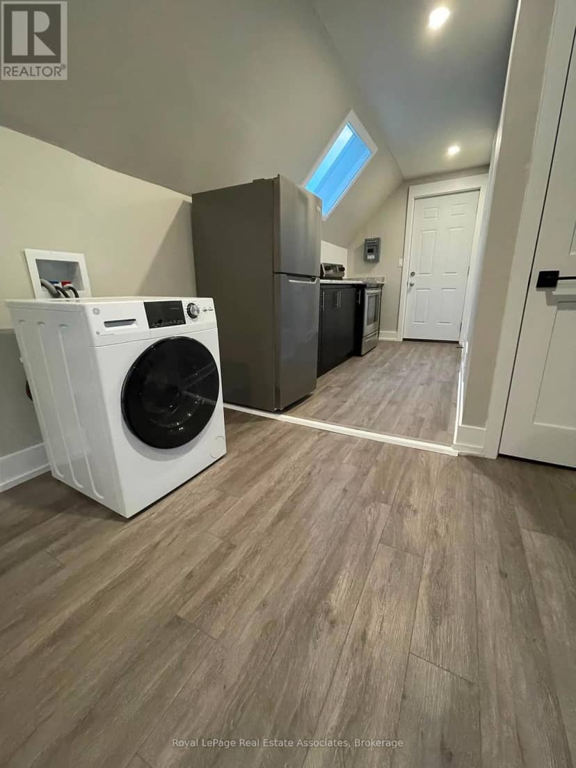 526 King Street E — photo 27 of 34