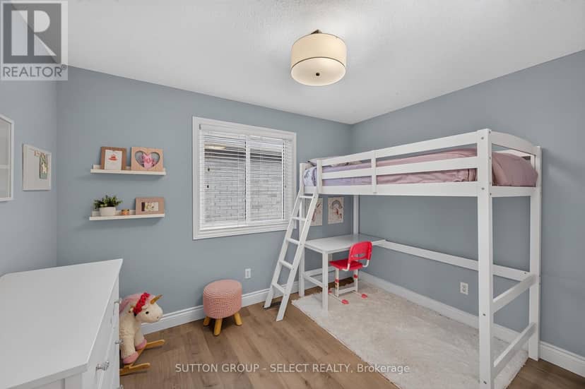 1801 Seymour Crescent — photo 19 of 40