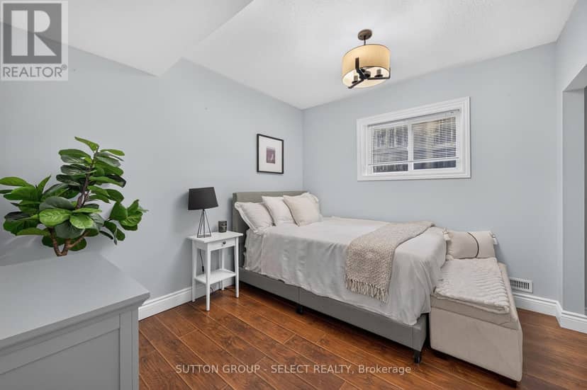1801 Seymour Crescent — photo 31 of 40