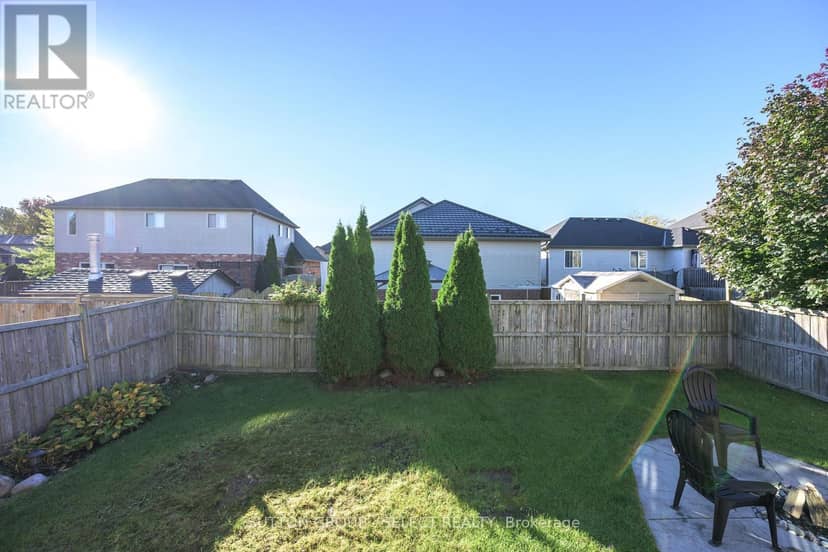 1801 Seymour Crescent — photo 39 of 40