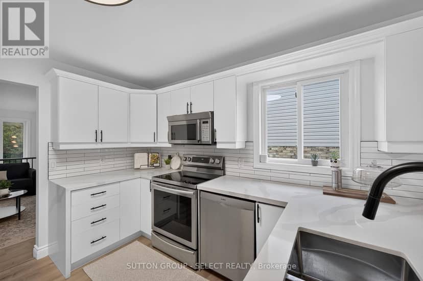 1801 Seymour Crescent — photo 9 of 40