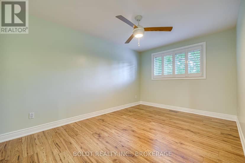 12 Bayshore Crescent — photo 18 of 40