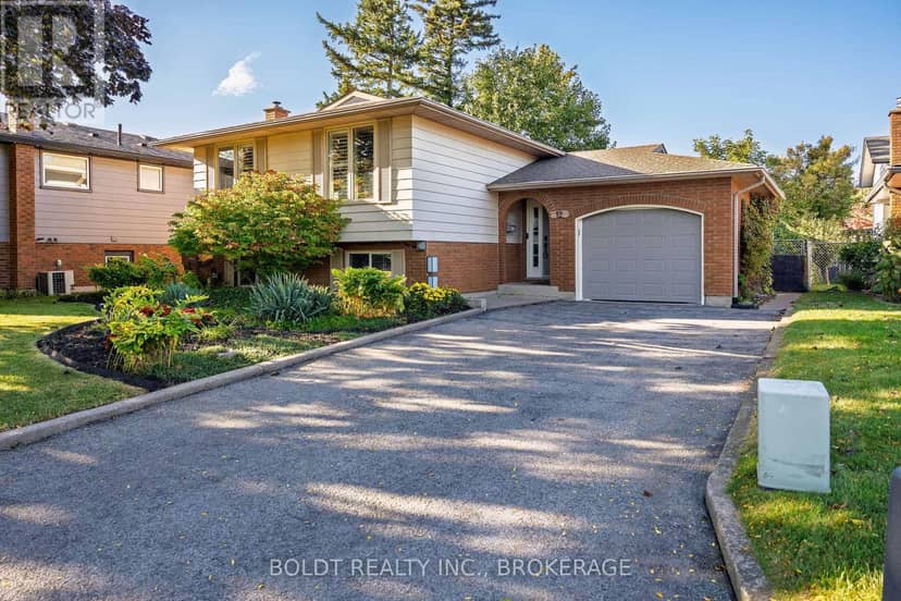 12 Bayshore Crescent — photo 2 of 40