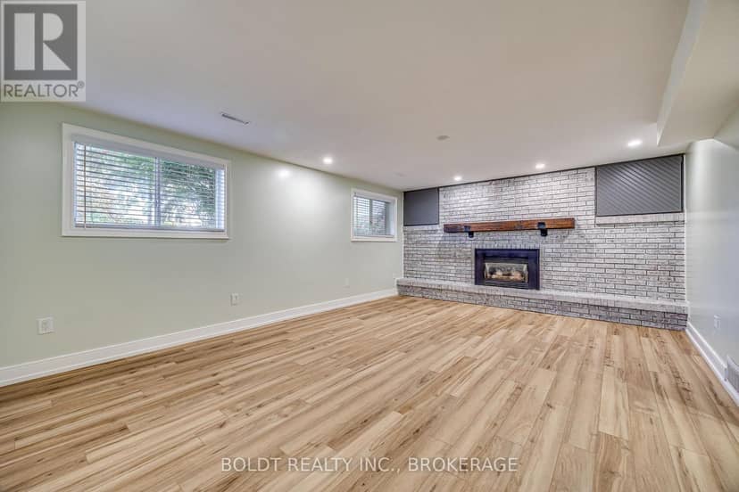 12 Bayshore Crescent — photo 29 of 40