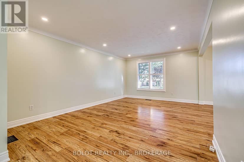 12 Bayshore Crescent — photo 9 of 40