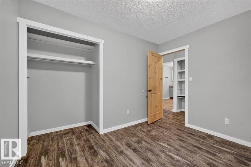 4709 45 ST — photo 20 of 40