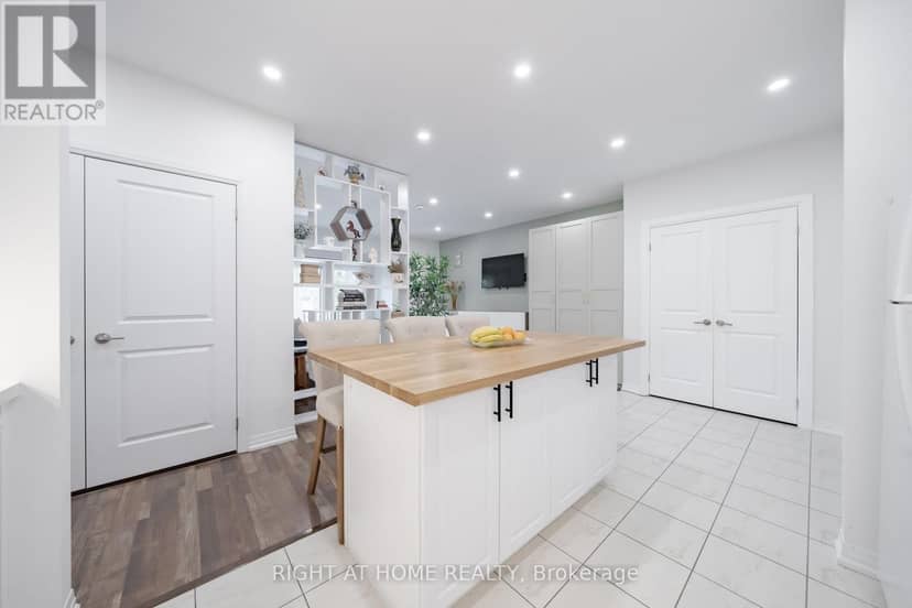 304 - 157 Wellington Street E — photo 10 of 32