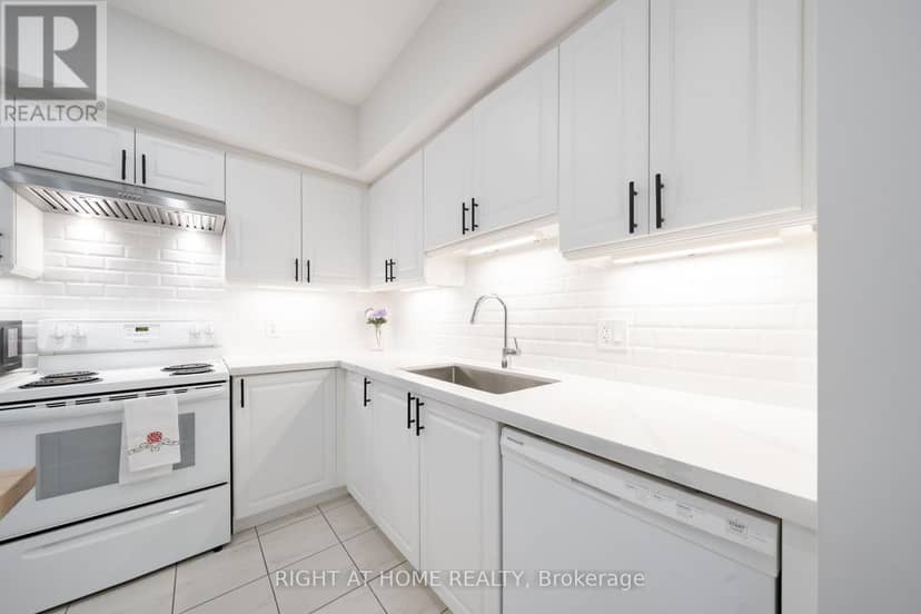 304 - 157 Wellington Street E — photo 12 of 32