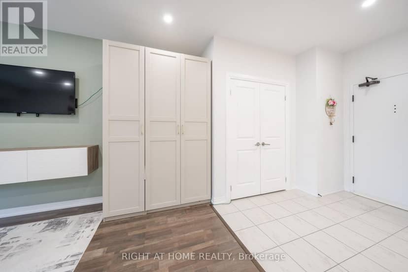 304 - 157 Wellington Street E — photo 14 of 32