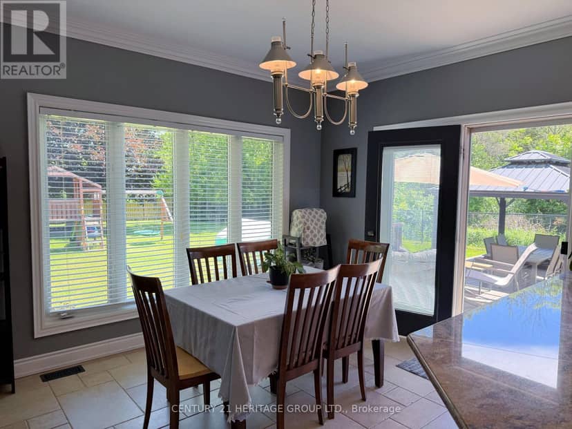 49 Shore Crescent — photo 15 of 36