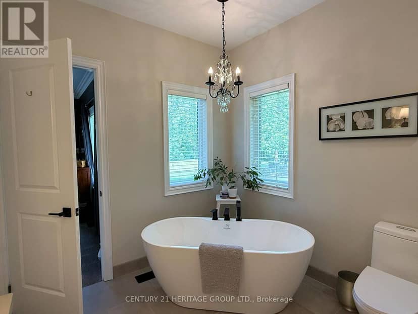 49 Shore Crescent — photo 21 of 36