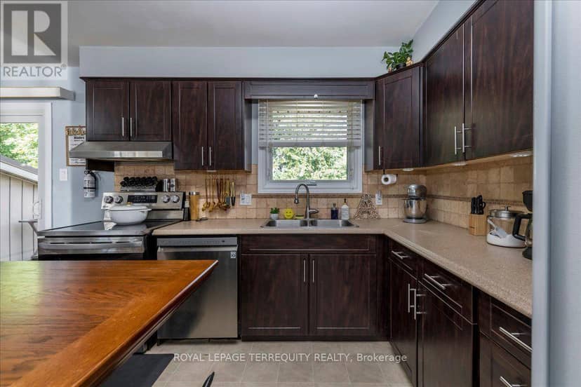 1092 Old Barrie Road W — photo 10 of 37
