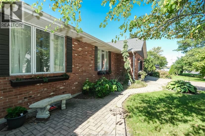 2585 Banwell — photo 2 of 17