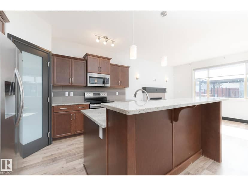 71 Greenbury Cr — photo 10 of 40