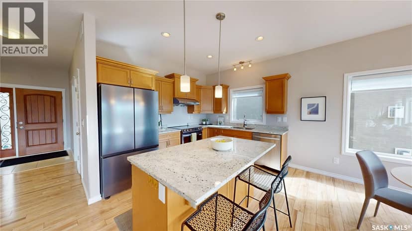 242 Whalley CRESCENT — photo 3 of 40
