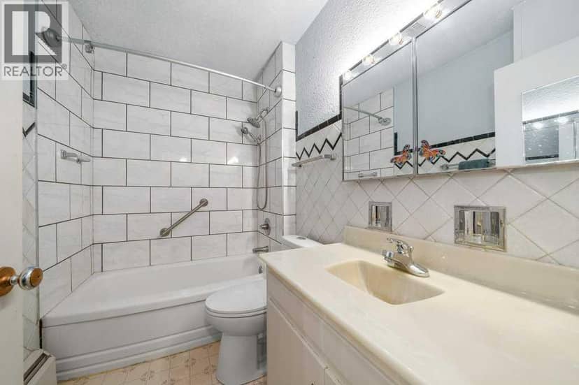 251 12 Street SE — photo 13 of 39