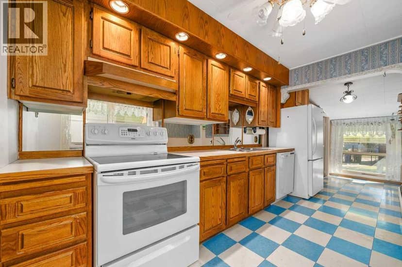 251 12 Street SE — photo 15 of 39