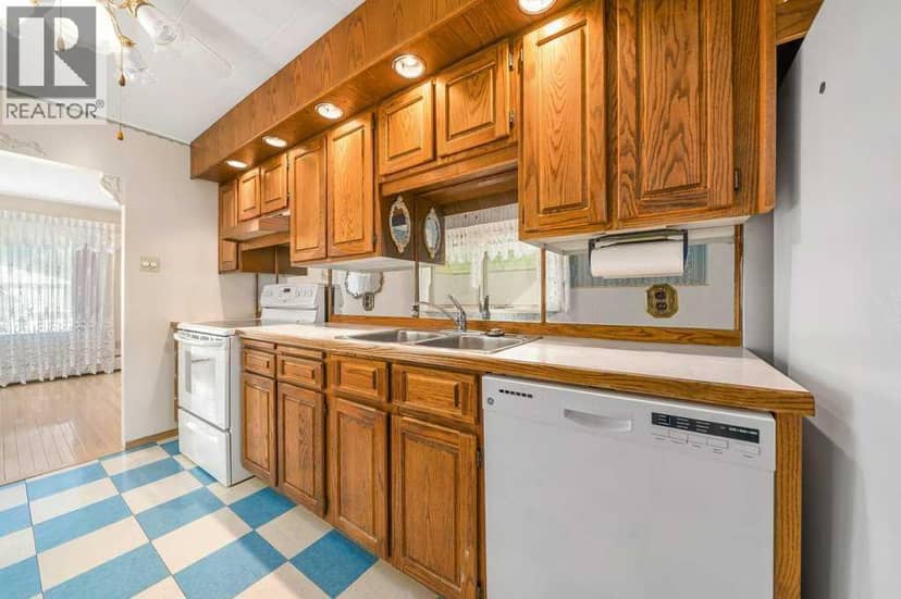 251 12 Street SE — photo 16 of 39