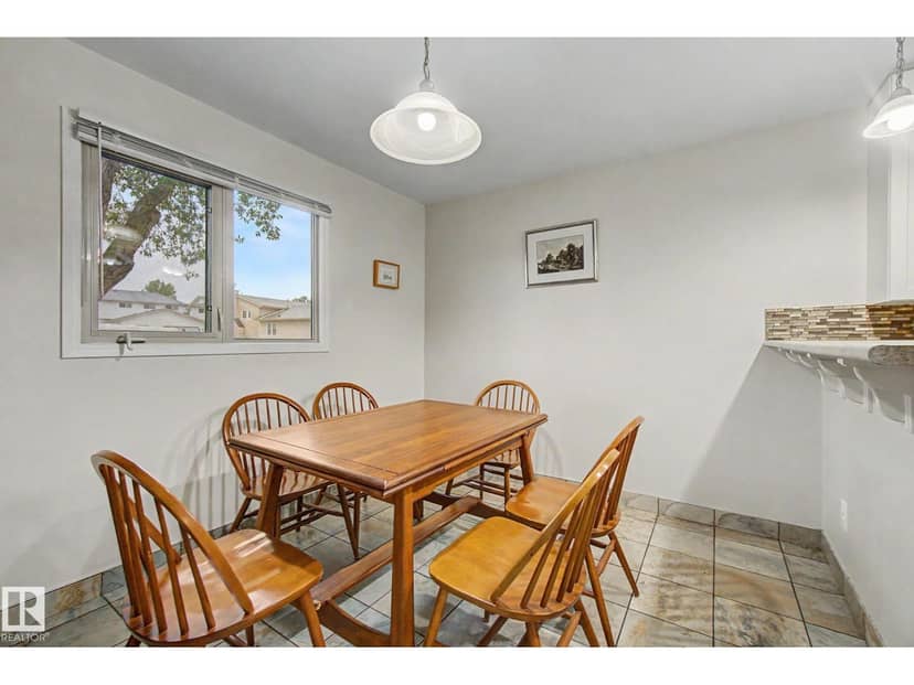 3706 41 AV NW — photo 10 of 40