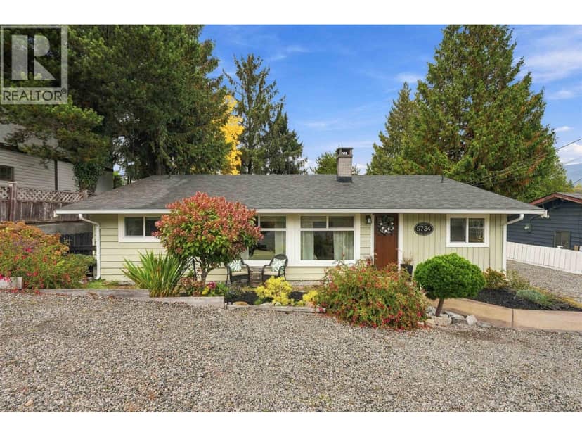 5734 PEBBLE CRESCENT, Sechelt