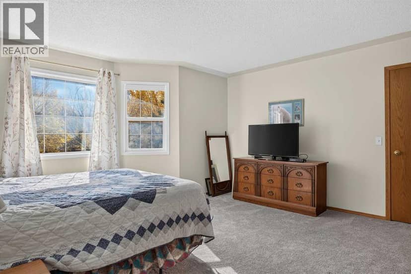 302 Mt Mckenzie Gardens SE — photo 24 of 40