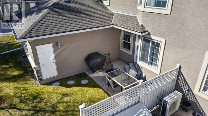 302 Mt Mckenzie Gardens SE — photo 38 of 40