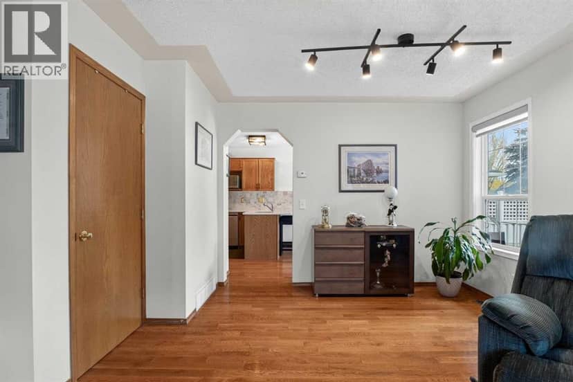 302 Mt Mckenzie Gardens SE — photo 10 of 40