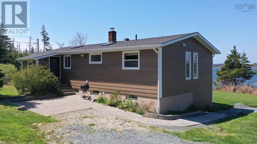 572 Rockland Road — photo 3 of 40
