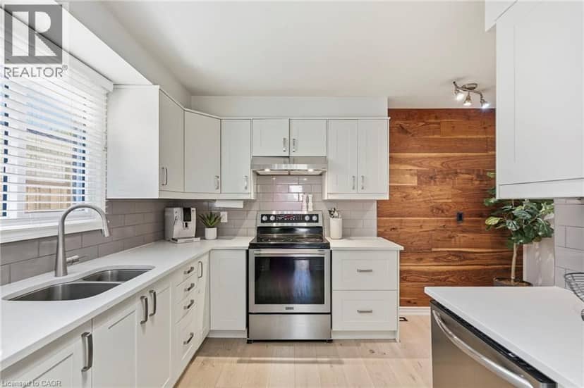 37 BAYVIEW Drive — photo 12 of 31