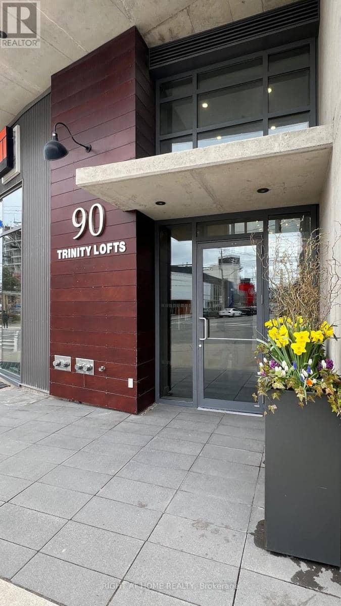 602 - 90 Trinity Street — photo 1 of 26