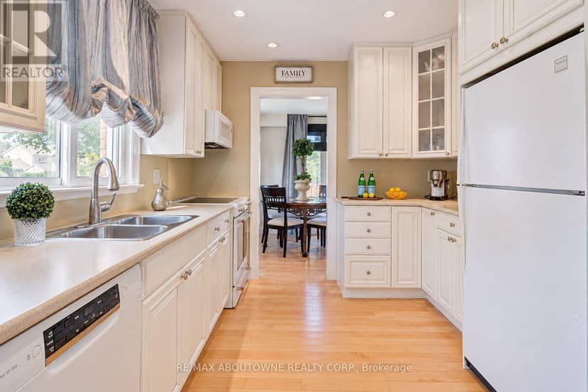 3668 Colonial Drive — photo 14 of 40