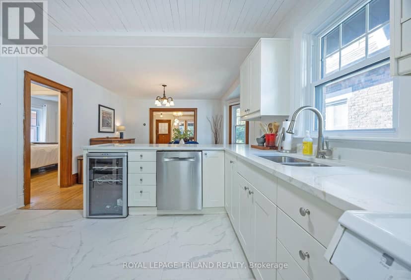 8 McKenzie Avenue — photo 15 of 37