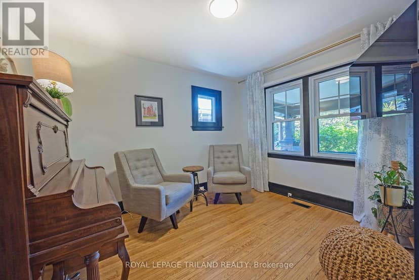 8 McKenzie Avenue — photo 20 of 37