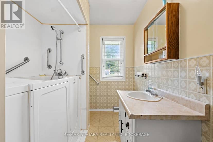 256 Kingsway Street — photo 10 of 32