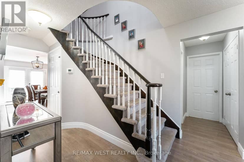 19 Moore Place, Barrie, photo 4
