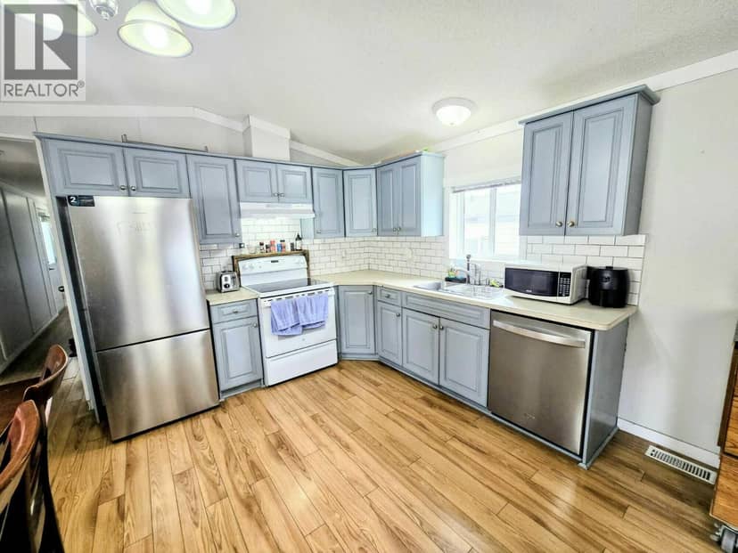 21 Champlain Place, Elkford, photo 2