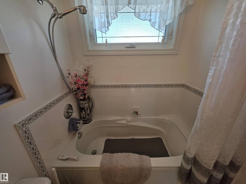 5308 48 ST — photo 11 of 40