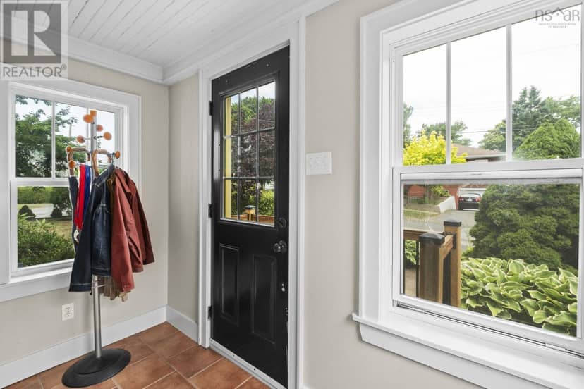 16 Lawnwood Avenue — photo 4 of 40