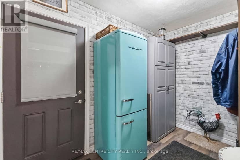 70 Brentwood Crescent — photo 23 of 40